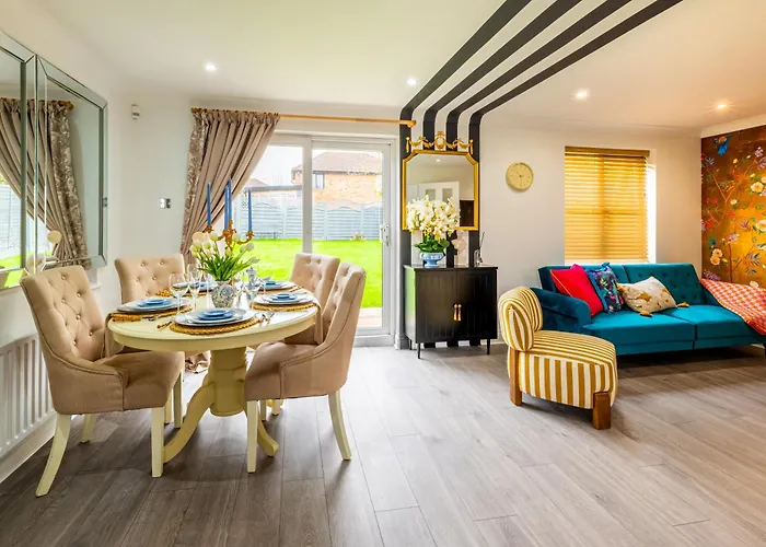 The Little Chinoiserie 2 Bed House With Large Garden And Only 7 Min Away From Mk Central Rail Station And City Centre